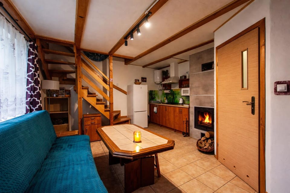 Kitchen or kitchenette, Living room, Seating area, Dining area, oven