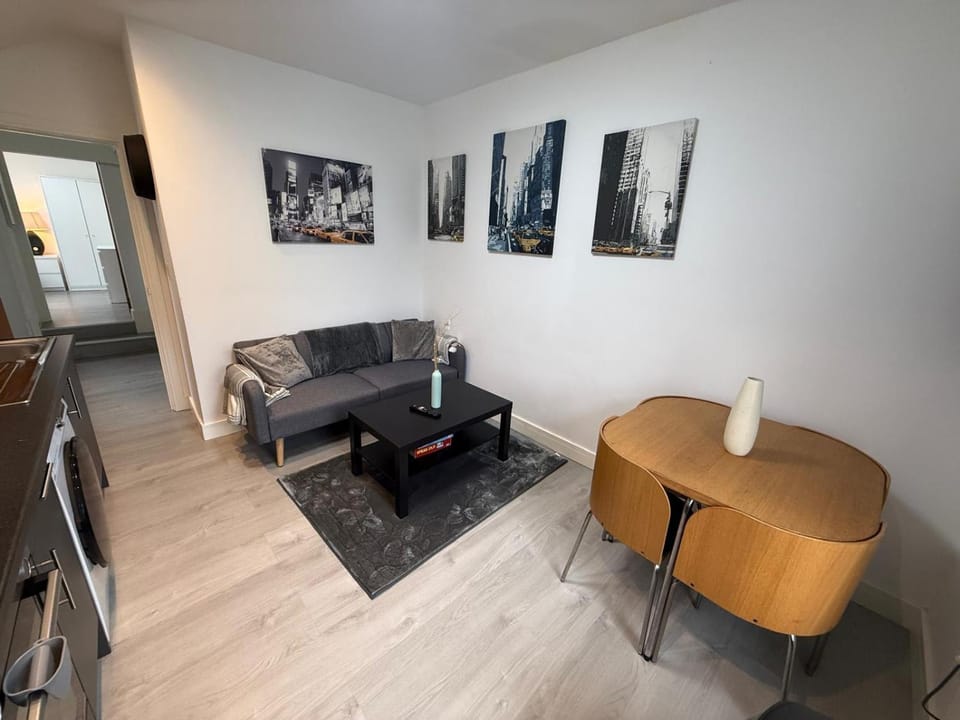 TV and multimedia, Living room, Seating area, Dining area