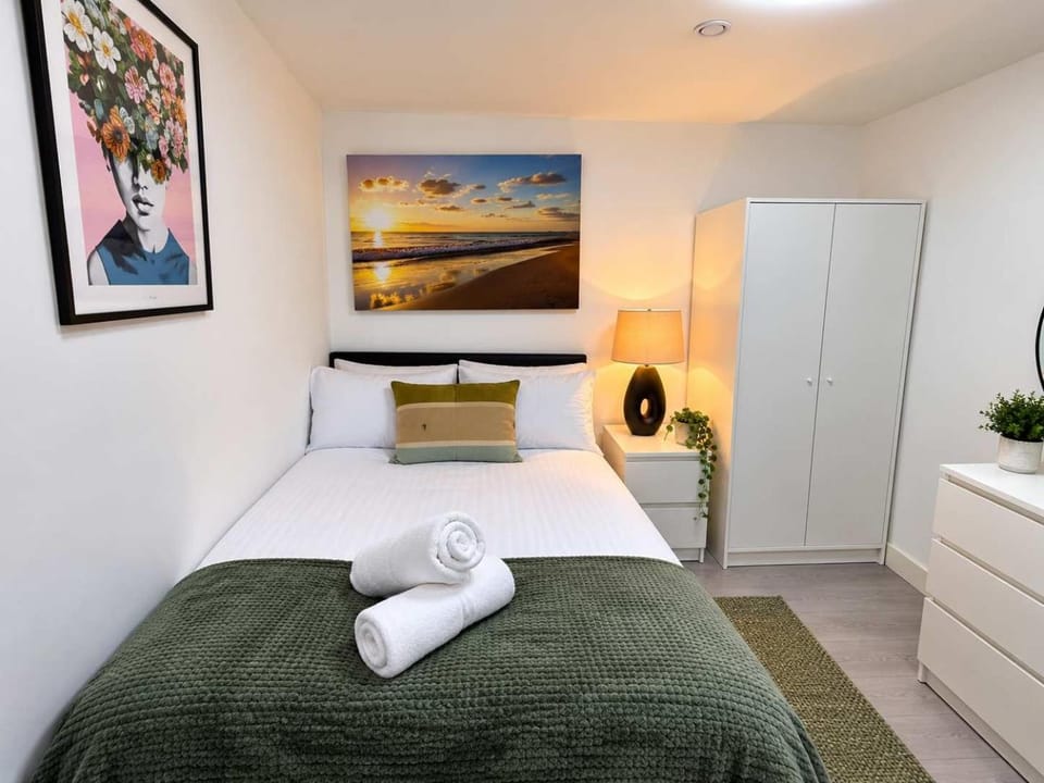 Bed, Seating area, Bedroom