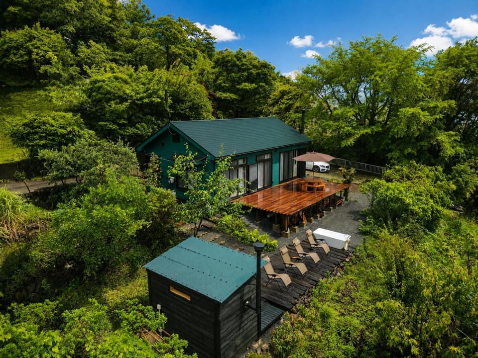HighLand 高校生まで宿泊無料伊豆大島箱根連山を望む高級サウナヴィラ Villa in Kanagawa Prefecture