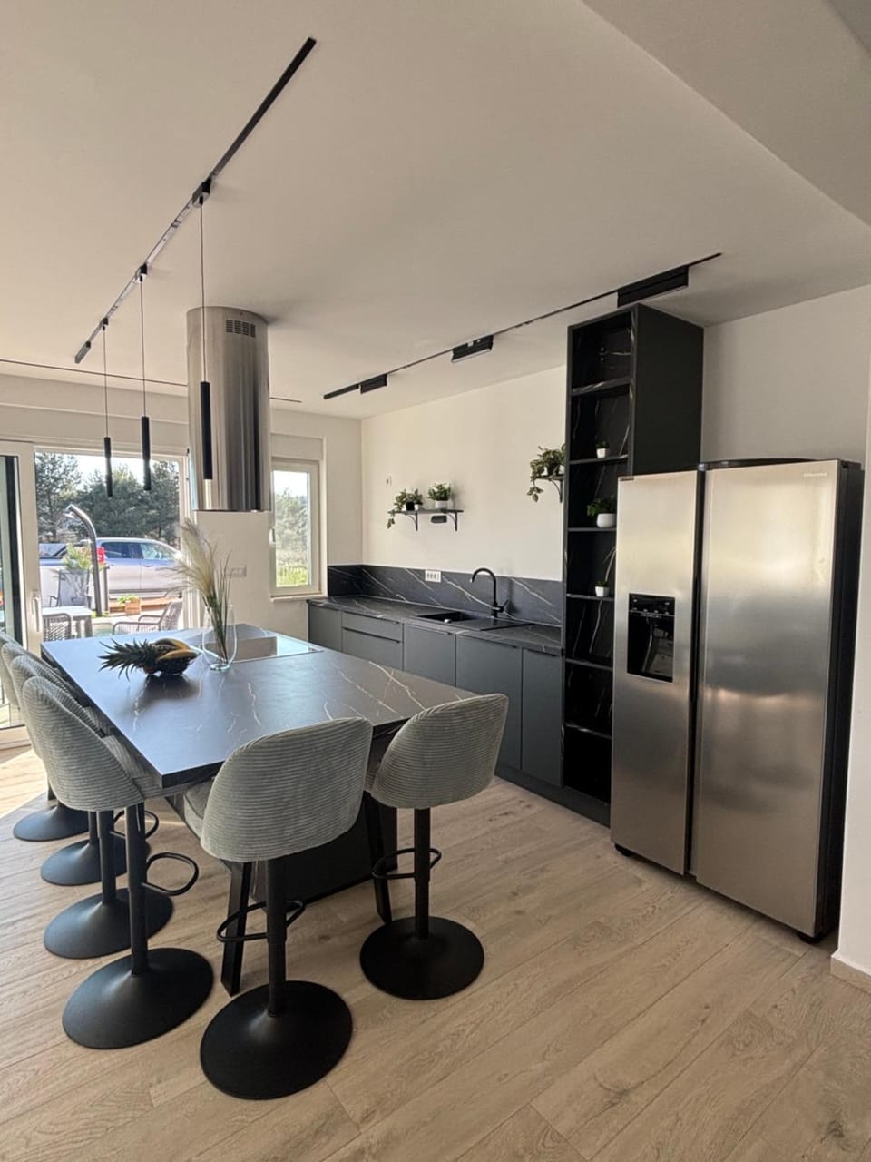Kitchen or kitchenette, Dining area