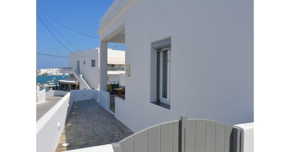 Property building, Day, Balcony/Terrace
