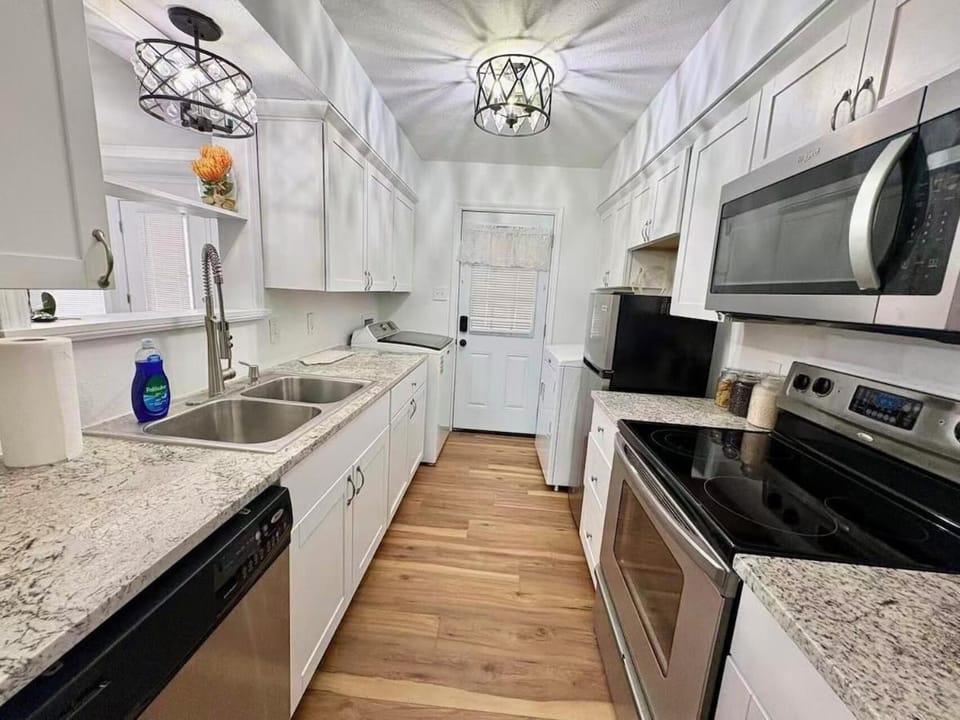 Beautiful Lakeview 2BR Condo -Modern & Cozy with Pool Bed and Breakfast in Garland