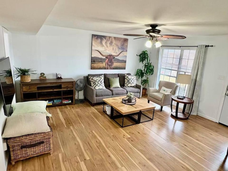 Beautiful Lakeview 2BR Condo -Modern & Cozy with Pool Bed and Breakfast in Garland