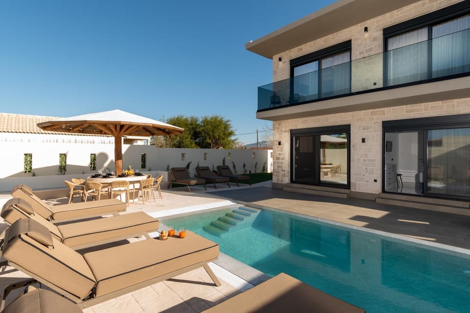 Property building, Patio, Day, Pool view, Swimming pool, sunbed