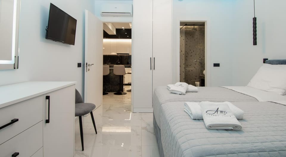 Property building, Bathroom, TV and multimedia, wardrobe