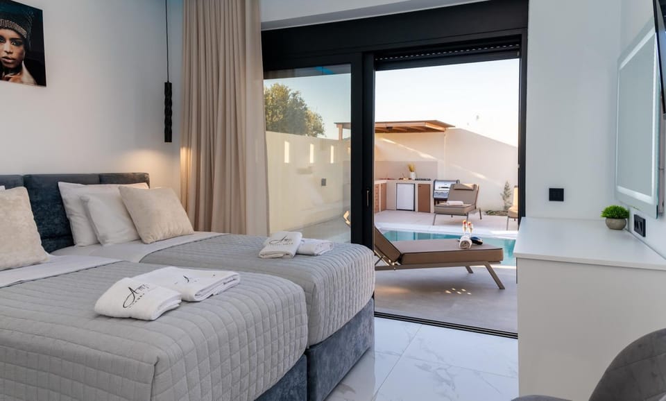 Property building, TV and multimedia, Bedroom, Swimming pool