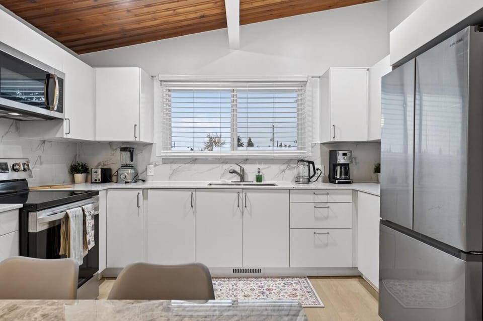 5 Bed House with King Bed near Downtown Expo Centre Stadium House in Edmonton