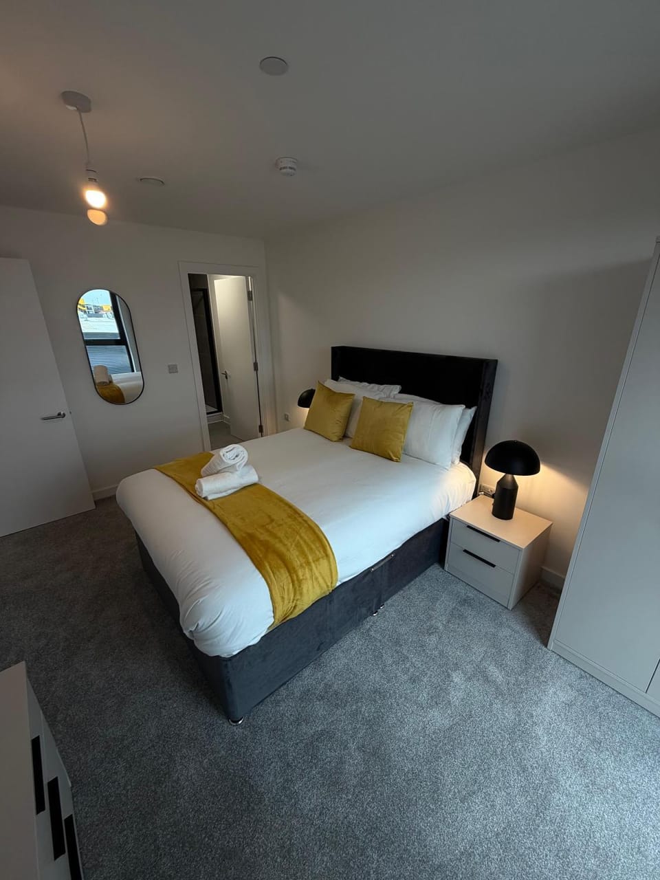 Bed, Bedroom, towels