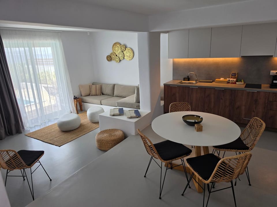 Kitchen or kitchenette, Living room, Seating area, Dining area