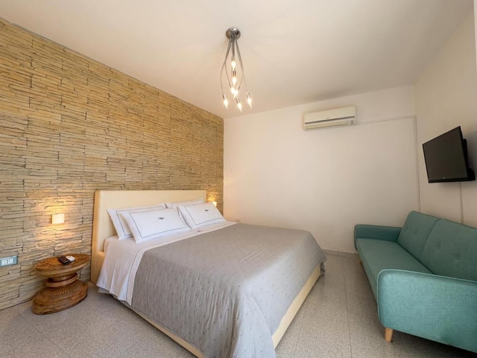 Bed, TV and multimedia, Photo of the whole room, Bedroom, air conditioner