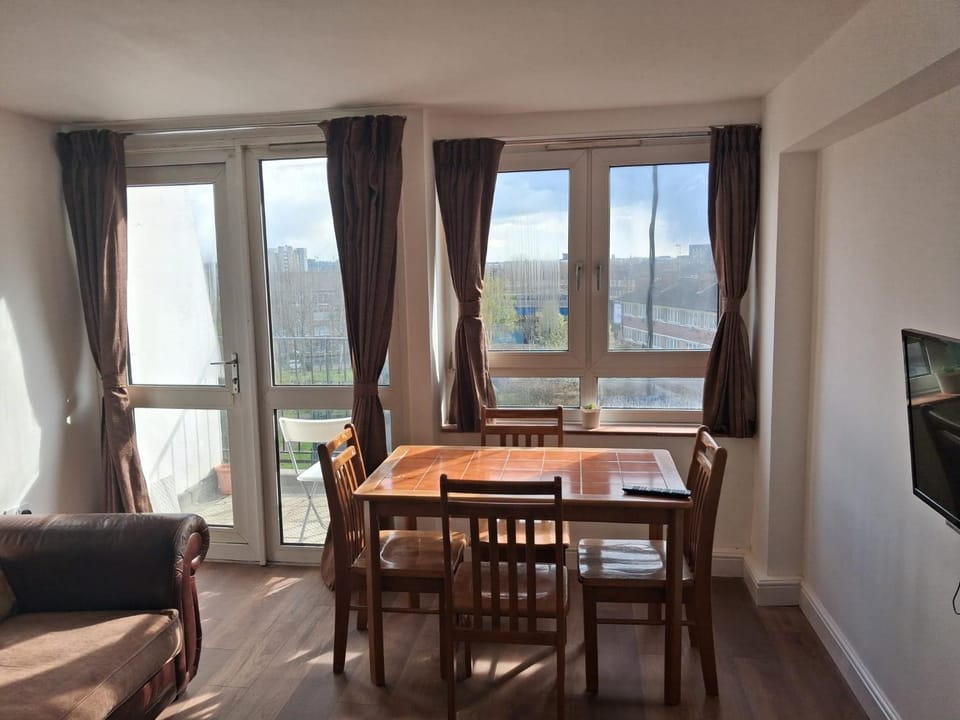 Bright and Spacious 2 Bedroom Apartment Nr, Tower and London Bridge Apartment in London Borough of Southwark