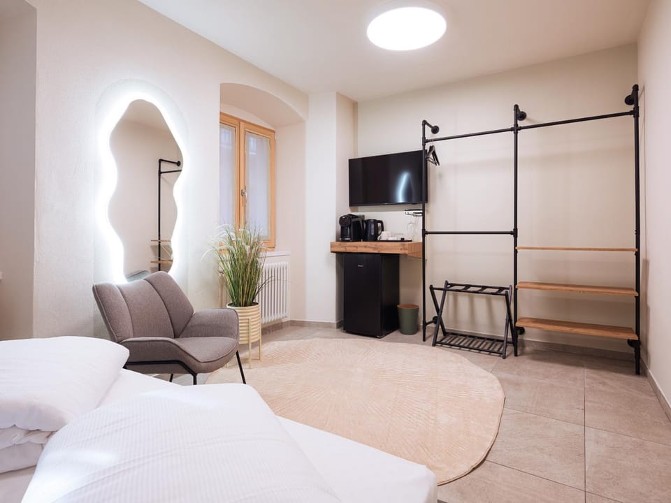 Bed, TV and multimedia, Coffee/tea facilities, Living room, Photo of the whole room, Bedroom, internet, internet, wardrobe