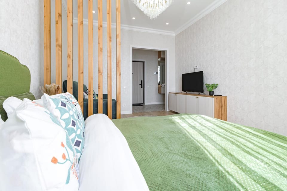 Bed, TV and multimedia, Bedroom