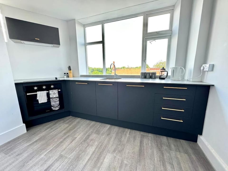 #141 Coastal Apartment Bournemouth Beach - Sleeps 10 - Perfect for Contractors and Families Apartment in Poole