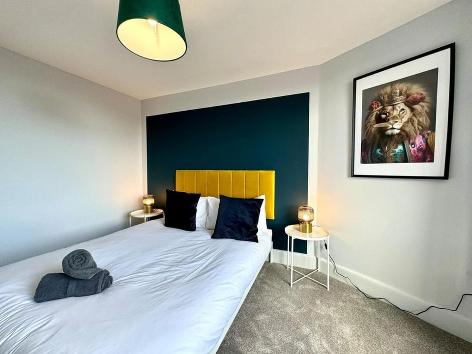 #141 Coastal Apartment Bournemouth Beach - Sleeps 10 - Perfect for Contractors and Families Apartment in Poole