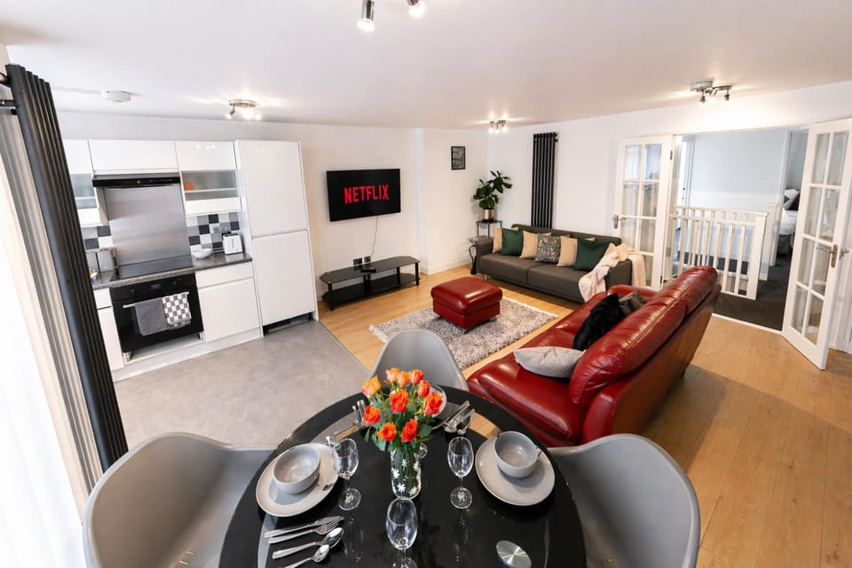 Spacious, Modern and stylish three bedroom home , perfect for work , leisure and contractors ,5 mins walk to Newcastle city Center, Newcastle stadium and Newcastle University, Free parking Fast WiFi, conveniently located both short stay and long stays Apartment in Newcastle upon Tyne
