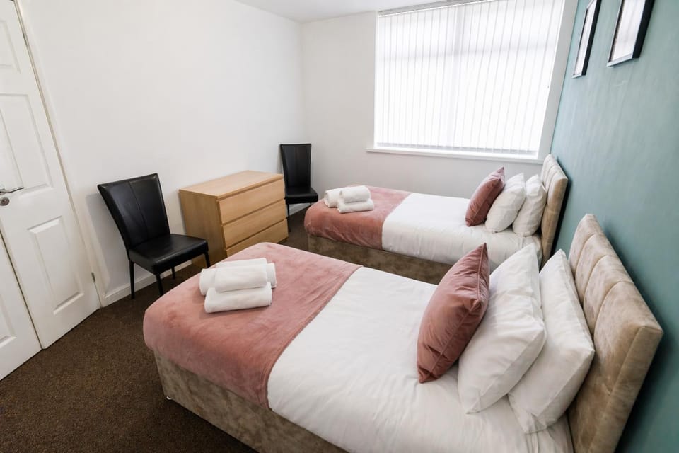 Spacious, Modern and stylish three bedroom home , perfect for work , leisure and contractors ,5 mins walk to Newcastle city Center, Newcastle stadium and Newcastle University, Free parking Fast WiFi, conveniently located both short stay and long stays Apartment in Newcastle upon Tyne