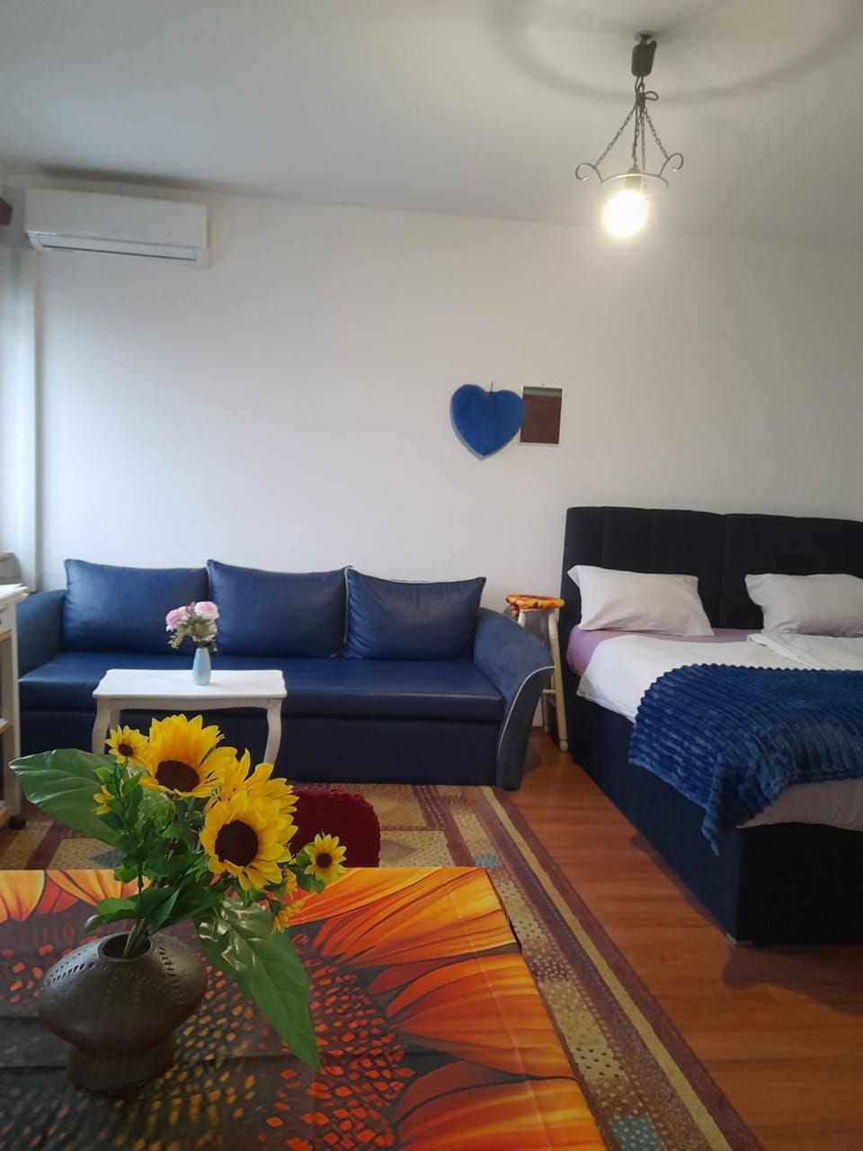 Bed, Living room, Photo of the whole room, Seating area, Bedroom, air conditioner