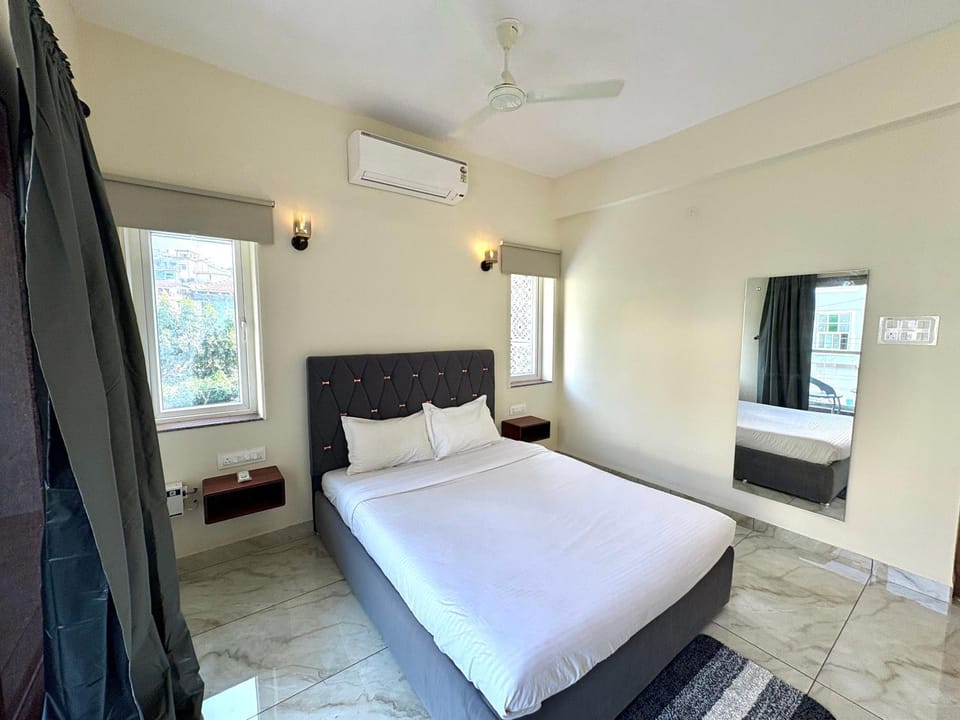 Bed, Photo of the whole room, Bedroom, air conditioner