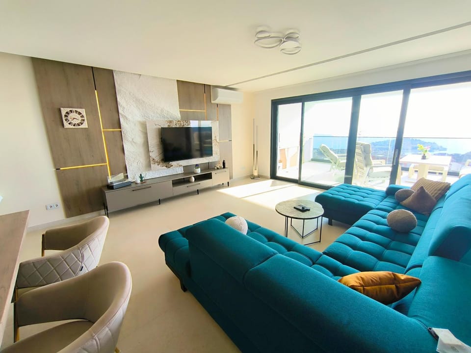 Hot Tub, TV and multimedia, View (from property/room), Balcony/Terrace, Living room, Decorative detail, City view, Pool view, Sea view, Swimming pool, Family, air conditioner