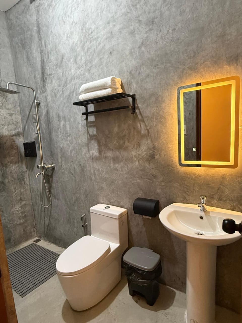 Shower, Toilet, Bathroom, bidet, towels