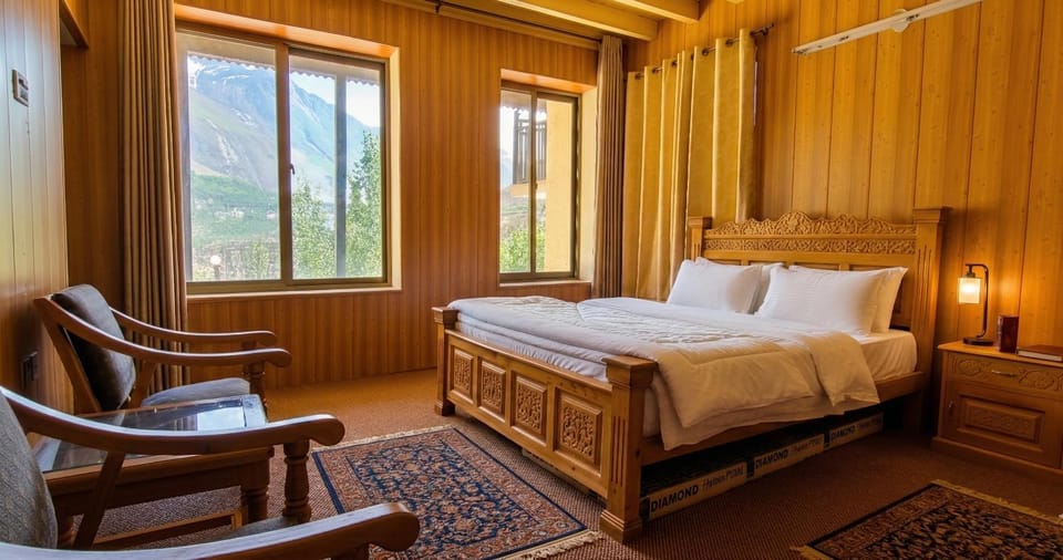 Bed, Seating area, Bedroom