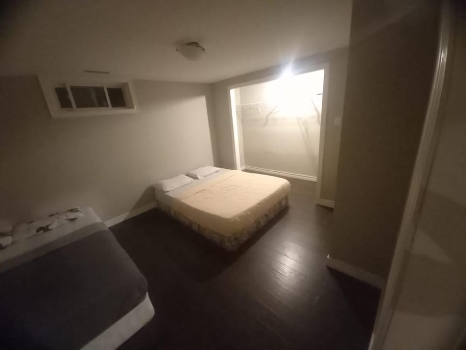 FIFA FANS STAY-FAST WIFI-FLEXIBLE CHECK IN-Free Parking Vacation rental in Waterloo