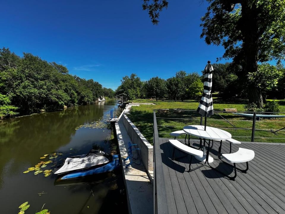 Top Rated Pecan Paradise in HSB Waterfront Fishing Villa in Lake Lyndon B Johnson