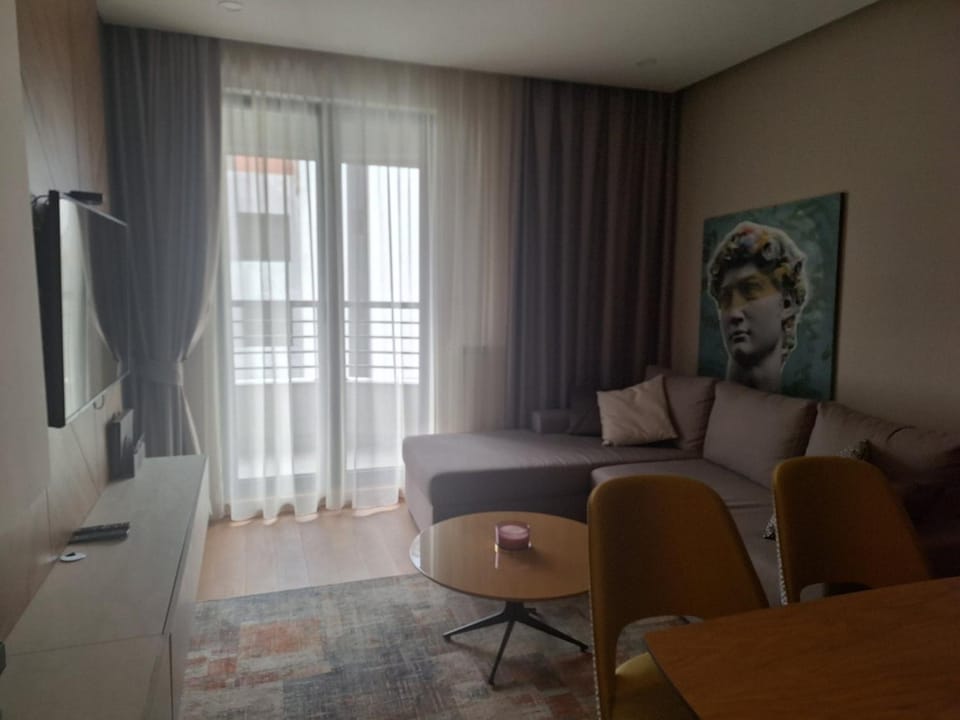 TV and multimedia, Living room, Seating area, Evening entertainment