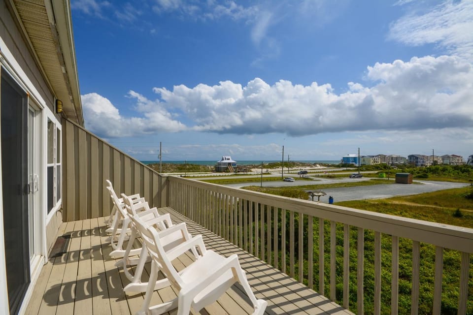 Ocean-view duplex in North Topsail Beach with 4 bedrooms to accommodate up to 10 guests House in North Topsail Beach