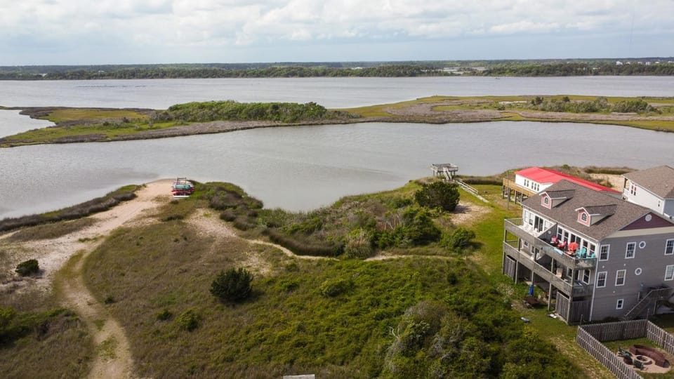 Ocean-view duplex in North Topsail Beach with 4 bedrooms to accommodate up to 10 guests House in North Topsail Beach
