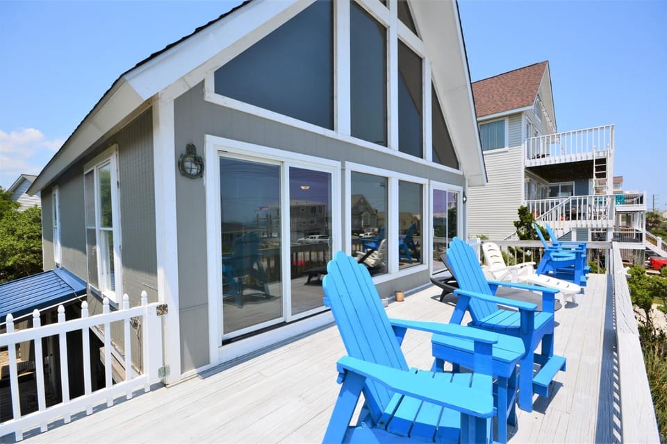 Ocean view 3-bedroom house in Surf City, perfect for up to 8 guests. House in Surf City