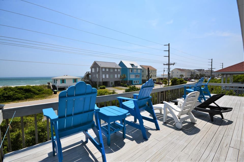 Ocean view 3-bedroom house in Surf City, perfect for up to 8 guests. House in Surf City