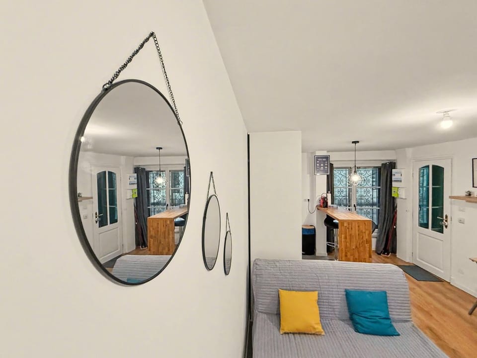 Bed, Living room
