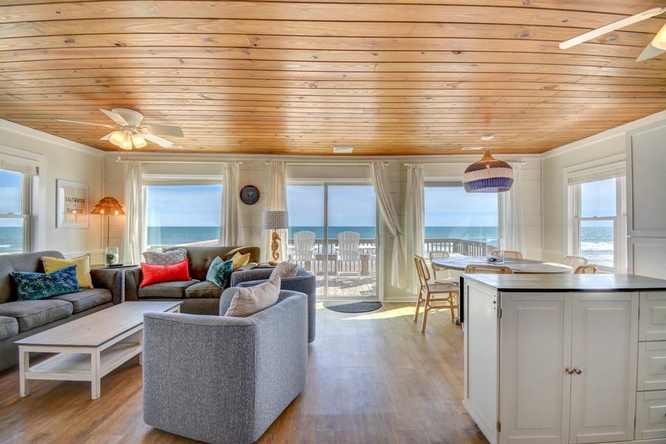 Oceanfront, 3-bedroom Whale Song in Surf City - perfect for 7 guests House in Surf City