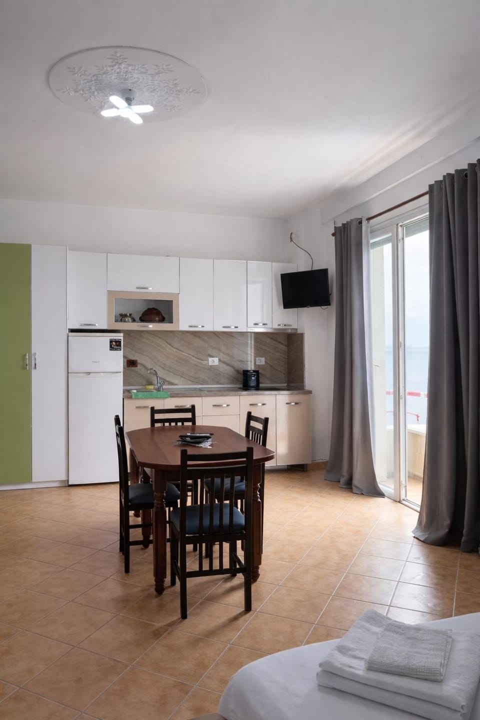 Bed, Kitchen or kitchenette, Seating area, Dining area, Bedroom, stove