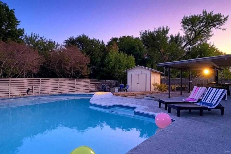 4 bedrm, 2 bath, pool, hot tub near Randolph AFB House in San Antonio
