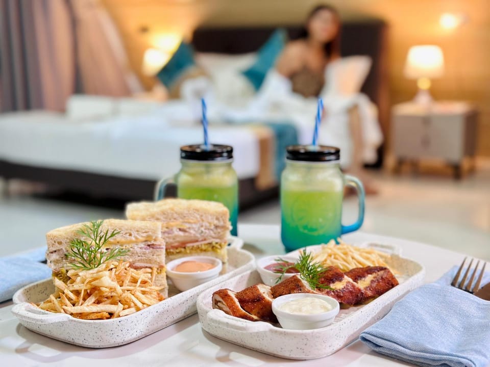 Food and drinks, Food, room service
