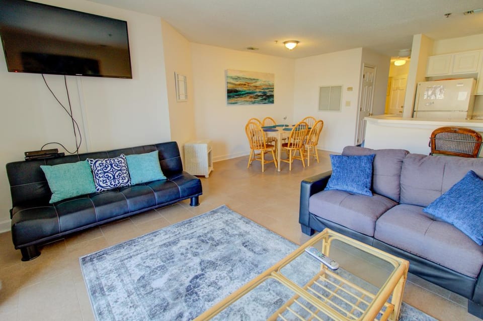 Oceanfront 2-bedroom condo at North Topsail Beach, perfect for family getaways. House in North Topsail Beach