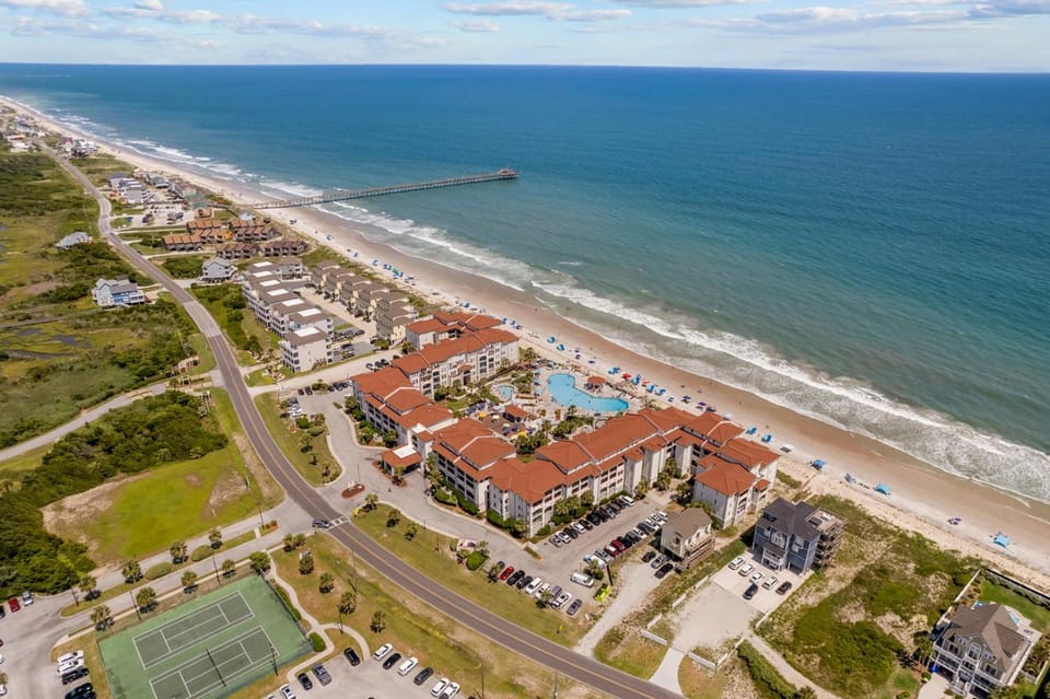 Oceanfront 2-bedroom condo at North Topsail Beach, perfect for family getaways. House in North Topsail Beach