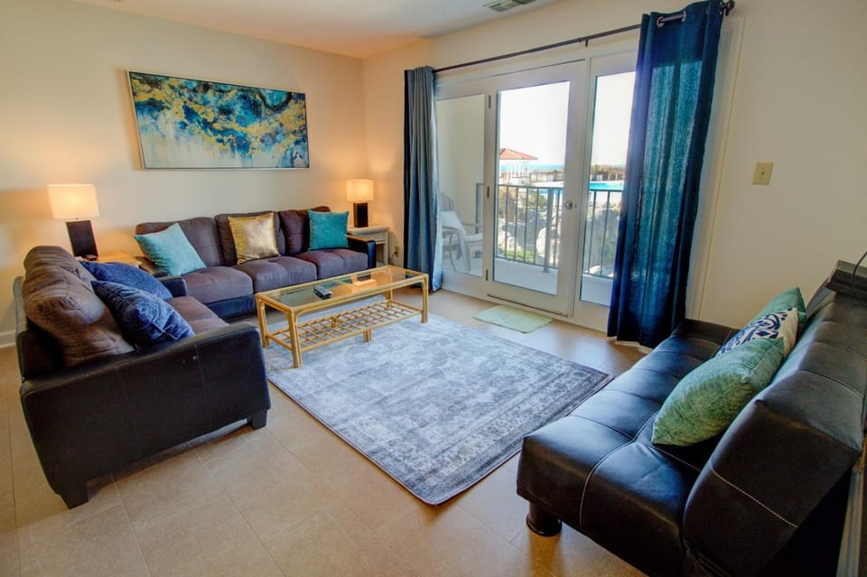 Oceanfront 2-bedroom condo at North Topsail Beach, perfect for family getaways. House in North Topsail Beach