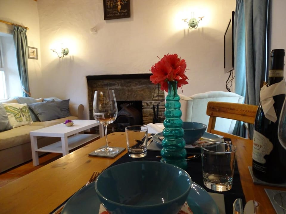 Living room, Dining area, Area and facilities, fireplace