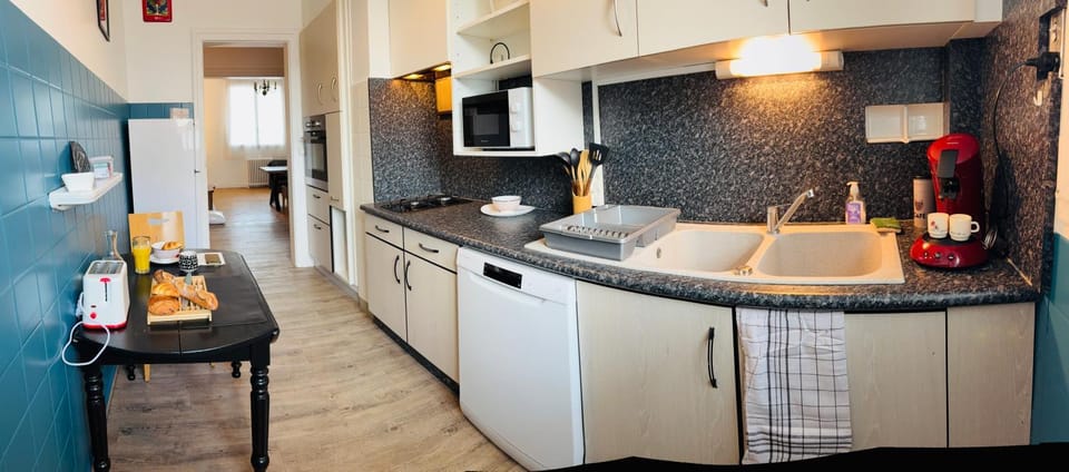 Coffee/tea facilities, dishwasher, microwave, oven, stove, kitchen