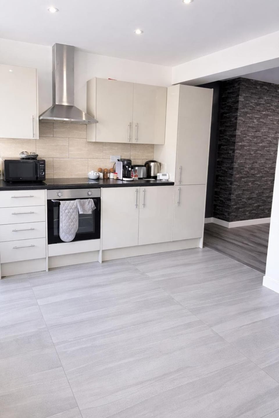 3 bedroom house with pool table Apartment in Coventry