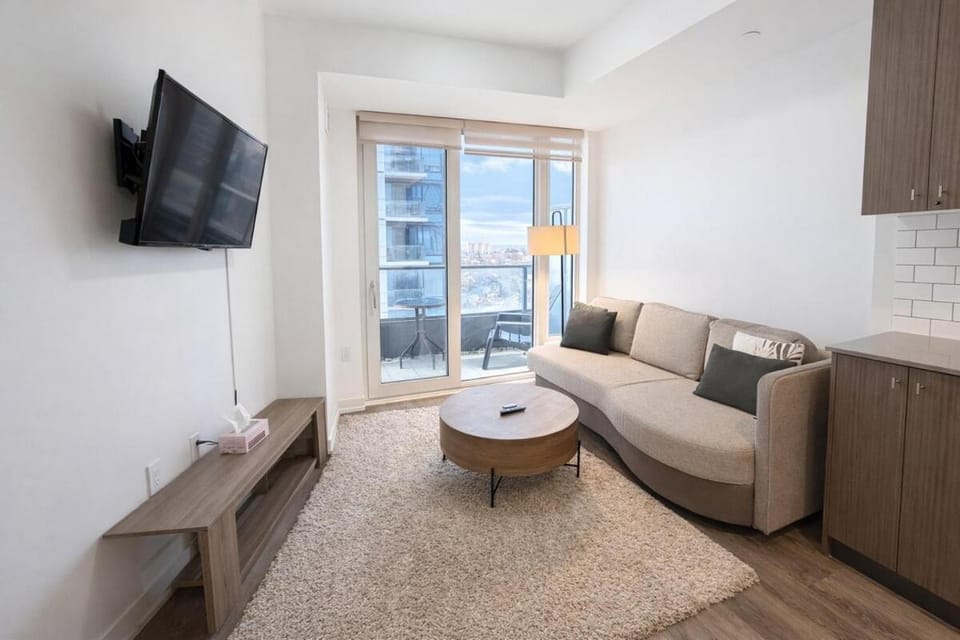 Stylish Oasis Condo - Gym, Bowling, Pool, Hot Tub Apartment in Waterloo