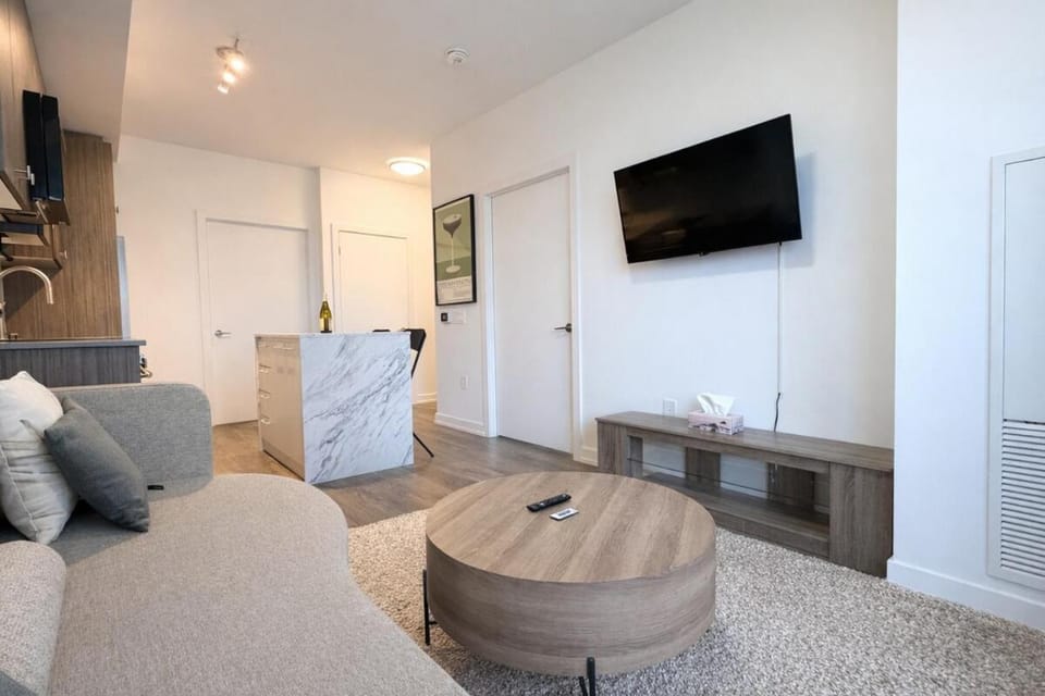Stylish Oasis Condo - Gym, Bowling, Pool, Hot Tub Apartment in Waterloo