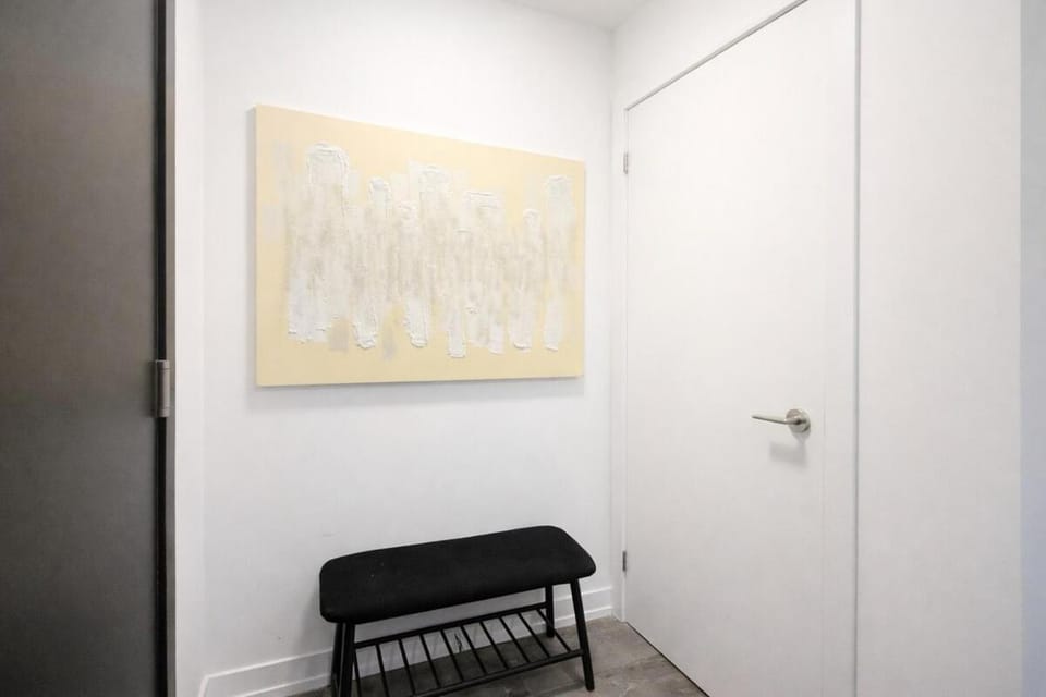 Stylish Oasis Condo - Gym, Bowling, Pool, Hot Tub Apartment in Waterloo
