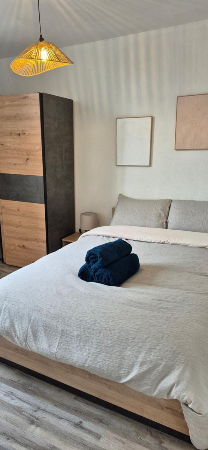 Bed, Bedroom, towels