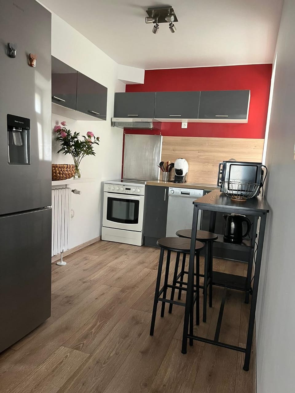 Coffee/tea facilities, dishwasher, oven, stove, toaster, kitchen